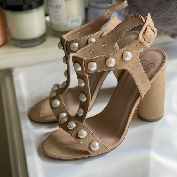 Shoes - Pearl Studded heels!